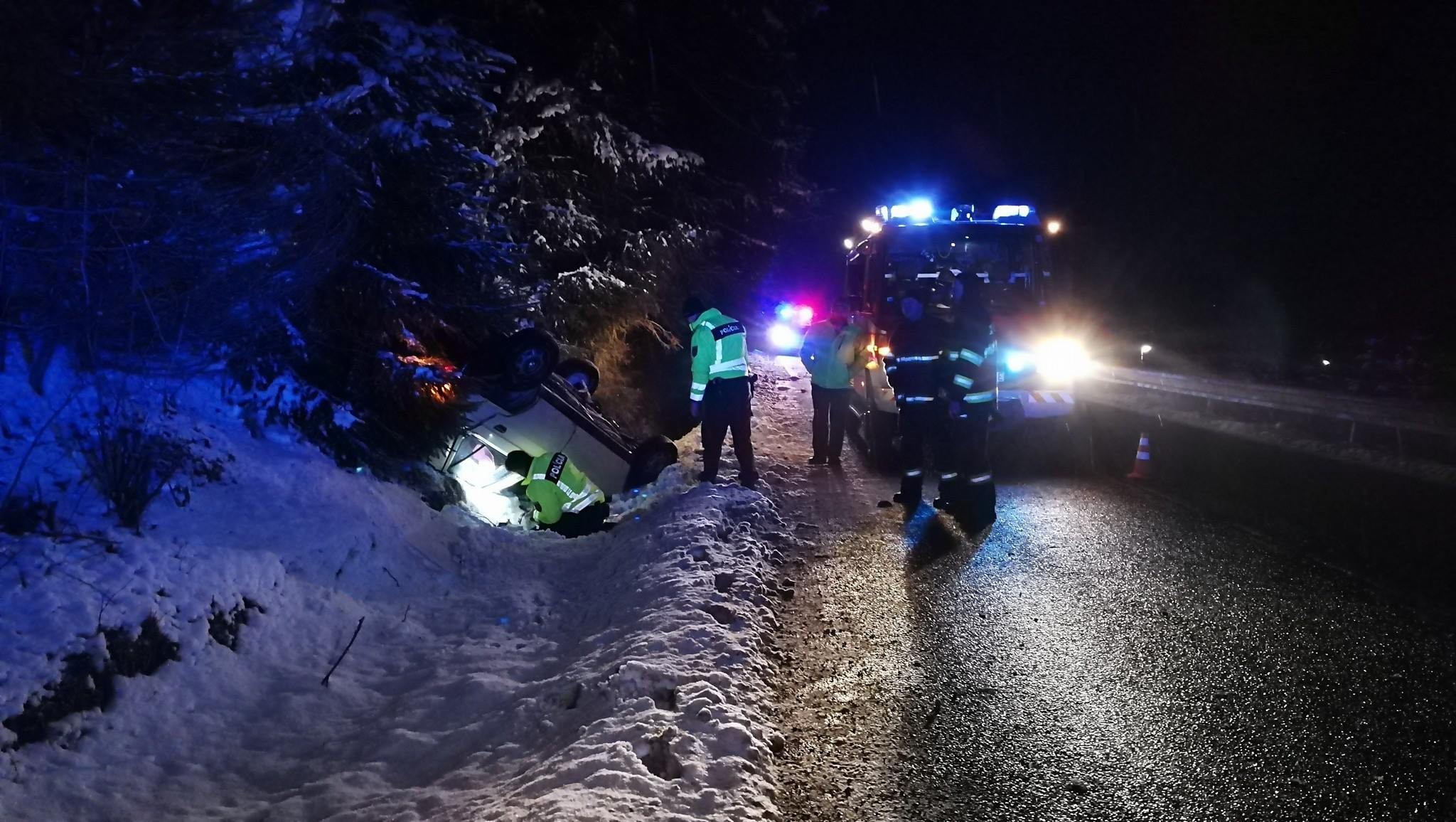 Prevrátené auto na strechu uväznilo 20-ročného vodiča. Nafúkal takmer dve promile